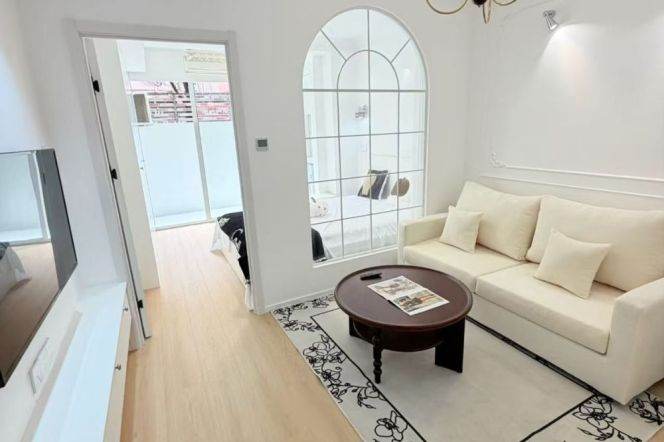 1BR Apartment near Jiaotong University Metro with Private Garden (L10/L11)
