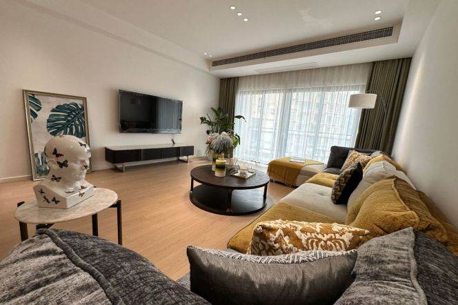 High-Floor 4BR Apartment near Shangcheng Rd Metro