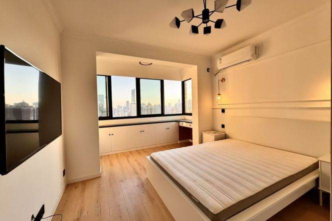 High-Floor Spacious 2BR Apartment near Changping Rd Metro (L7)