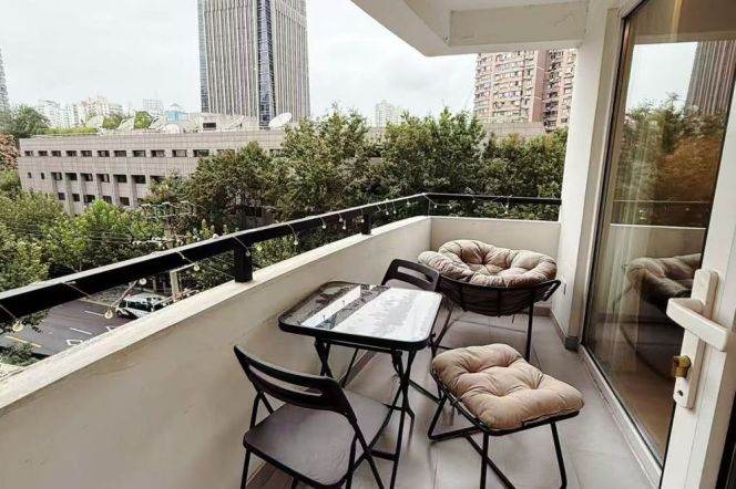 Spacious 1BR Apartment in Jing'an
