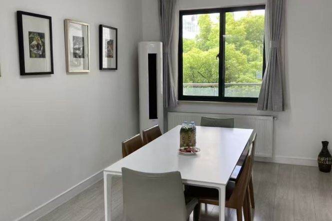 4BR Apartment near Parkson Supermarket (Hongqiao) with Green View (L2/L15)