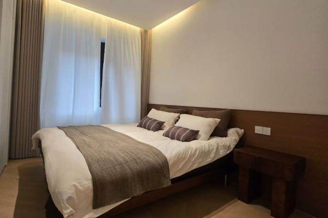 Spacious High-Ceiling 1BR Heritage Apartment near HKRI Taikoo Hui with Floor-to-Ceiling Windows (L2/L12/L13)