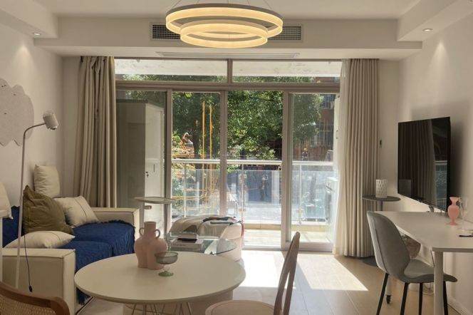 Spacious 1BR Apartment near West Bund (L3/L12)