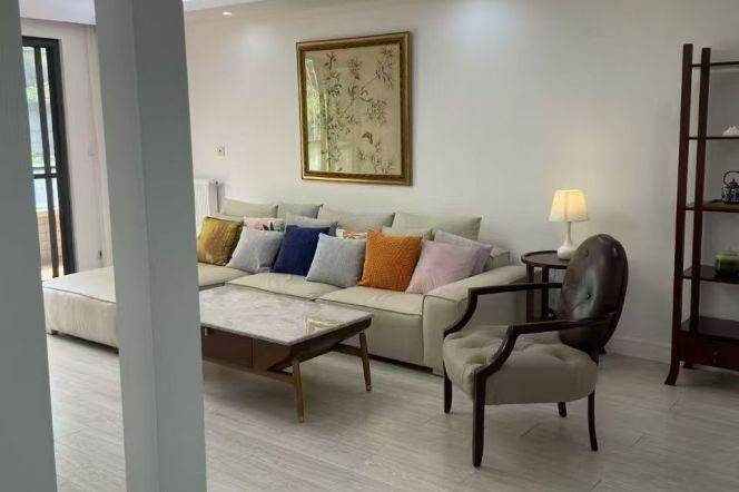 4BR Apartment near Parkson Supermarket (Hongqiao) with Green View (L2/L15)