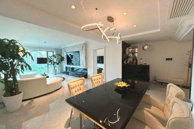 High-Floor Spacious 2BR Apartment near Shangcheng Rd Metro