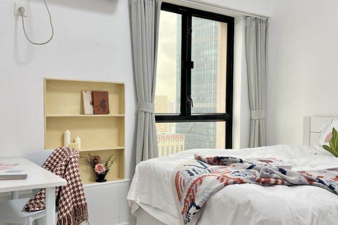 High-Floor 3BR Shared Apartment near Hanzhong Rd Metro (L1/L3/L4/L12/L13)