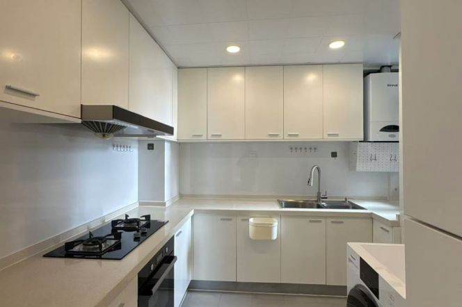 High-Floor 3BR Apartment near Shangcheng Rd Metro