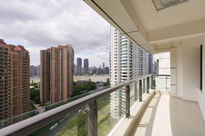 High-Floor Spacious 3BR Apartment near South Pudong Road Metro