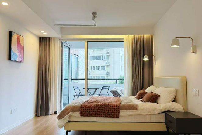 Spacious 1BR Apartment in Jing'an
