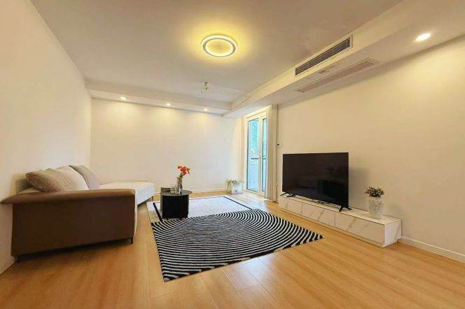 Spacious 1BR Apartment in Jing'an