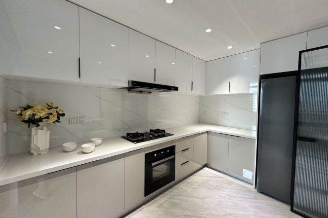 High-Floor 4BR Apartment near Shangcheng Rd Metro