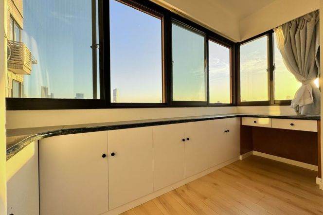 High-Floor Spacious 2BR Apartment near Changping Rd Metro (L7)