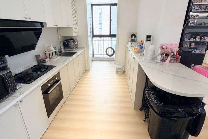 High-Floor 3BR Apartment in Xujiahui