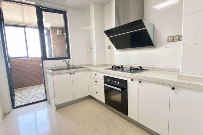 3BR Apartment near West Nanjing Rd Metro