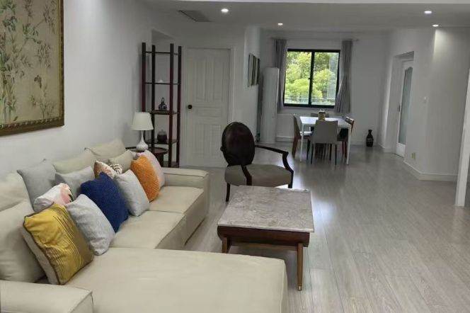 4BR Apartment near Parkson Supermarket (Hongqiao) with Green View (L2/L15)