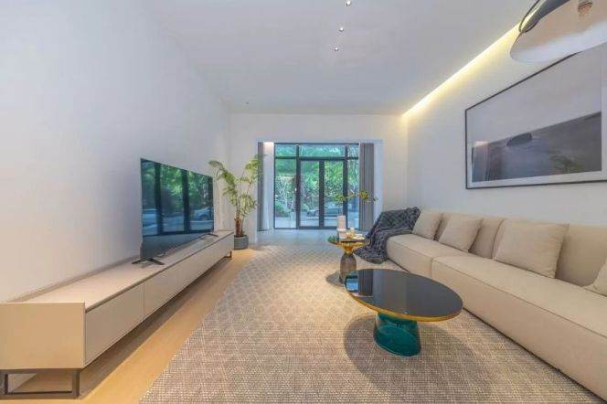 3BR Apartment near Century Park with Private Garden