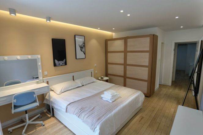 3BR Apartment in Xintiandi with Floor-to-Ceiling Windows (L8/L9)