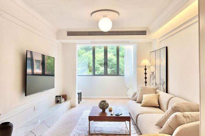 Spacious 1BR Apartment in Xujiahui (L1/L9/L11)