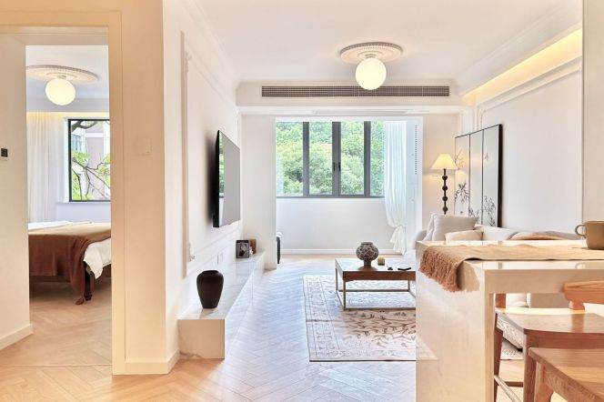 Spacious 1BR Apartment in Xujiahui (L1/L9/L11)