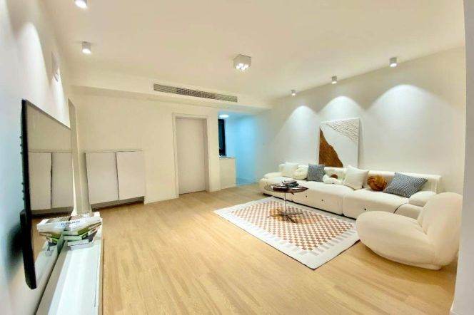High-Ceiling 3BR Apartment in Old Xuhui with Outstanding View (L9/L12)