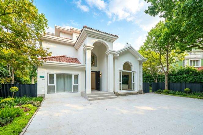 Spacious 5BR Villa with Private Garden