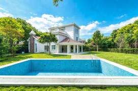 Spacious 5BR Villa with Private Garden