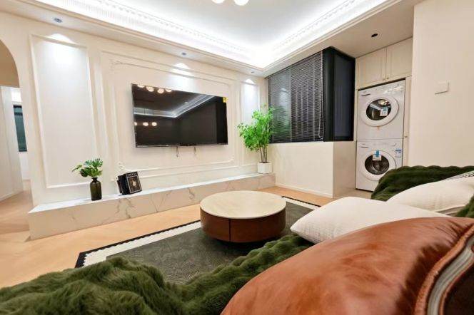Spacious 2BR Apartment near Hongqiao Rd Metro (L3/L4/L10)