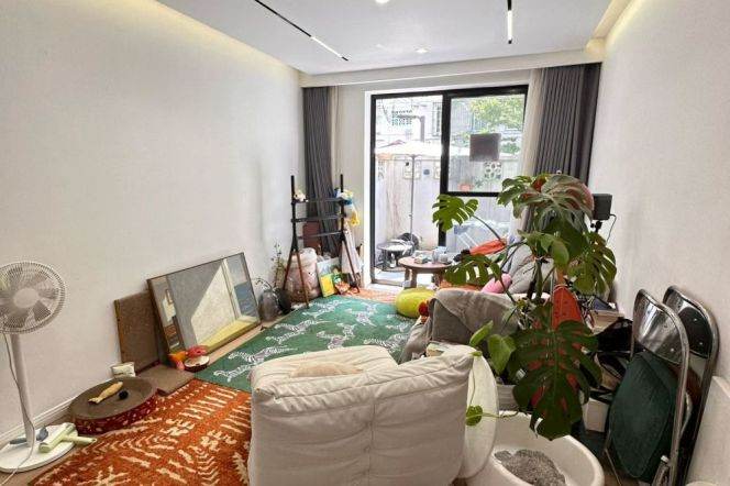 1BR Apartment in Gubei with Terrace
