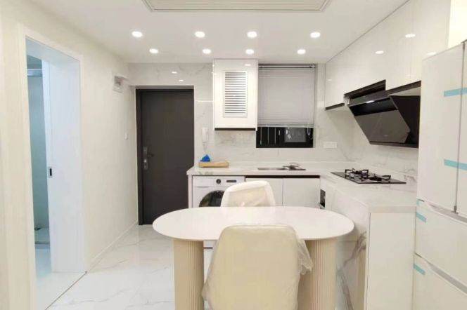 1BR Apartment in Gubei (L10)