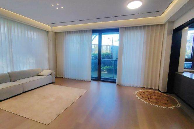 3BR Apartment near Oriental Sports Center Metro with Floor-to-Ceiling Windows