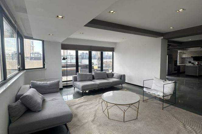 High-Floor 4BR Apartment in Laoximen (L8/L9)