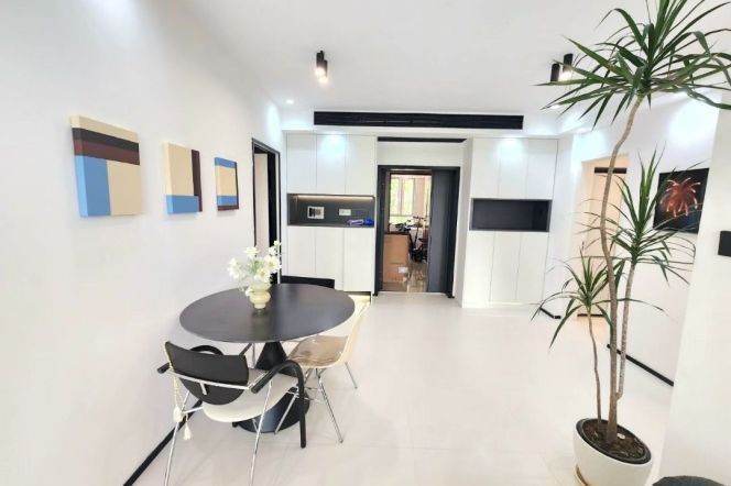 Spacious 2BR Apartment near Shangcheng Rd Metro with Floor-to-Ceiling Windows (L2/L9)
