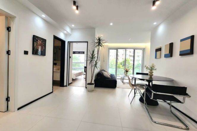 Spacious 2BR Apartment near Shangcheng Rd Metro with Floor-to-Ceiling Windows (L2/L9)