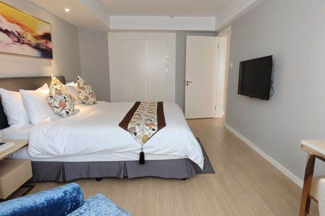 High-Floor 1BR Serviced Apartment near Jiangsu Rd Metro