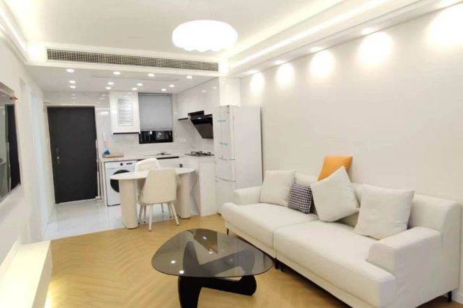 1BR Apartment in Gubei (L10)