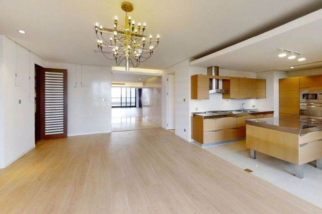 High-Floor Spacious 5BR Apartment in Jing'an (L2/L12/L13)