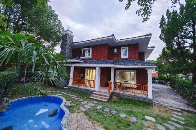 Spacious 6BR Villa near Panlong Rd Metro with Private Garden