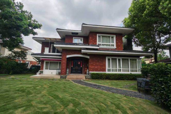 Spacious 6BR Villa near Panlong Rd Metro with Private Garden