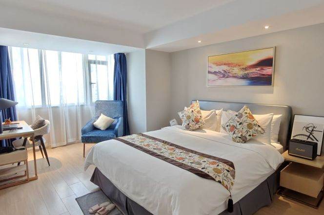 High-Floor 1BR Serviced Apartment near Jiangsu Rd Metro