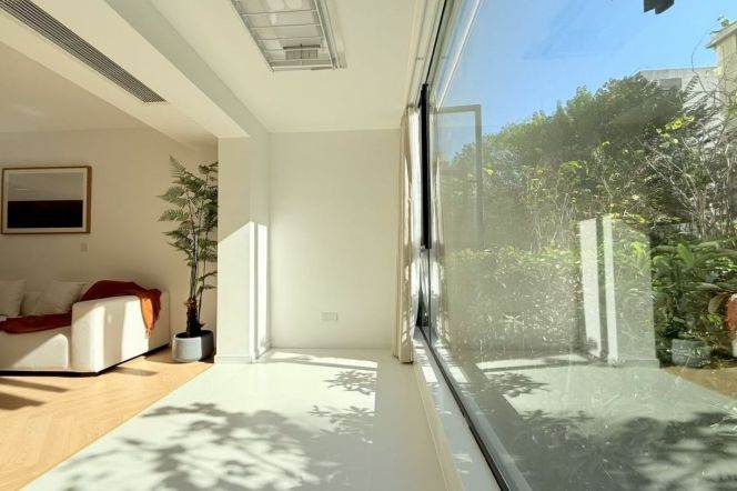 4BR Apartment in Jing'an with Green View (L13/L14)