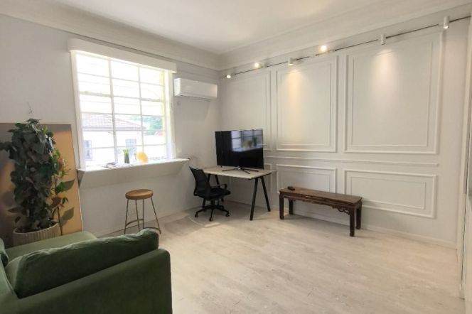 Spacious 1BR Apartment in Old Xuhui with Terrace (L10)