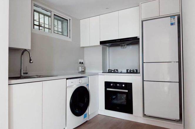 High-Floor 2BR Apartment near Jiaotong University Metro