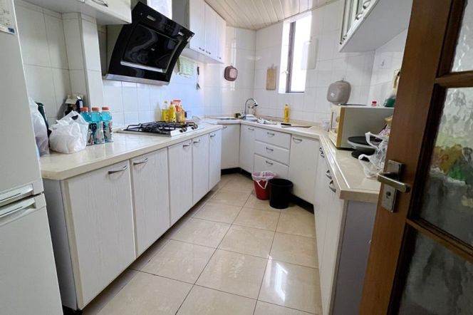 4BR Shared Apartment in Jing'an (L7)