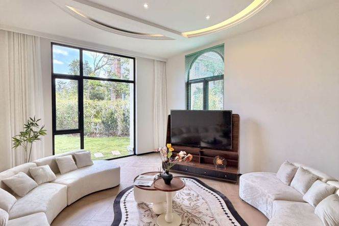 Spacious 5BR Villa near Xuying Rd Metro with Terrace