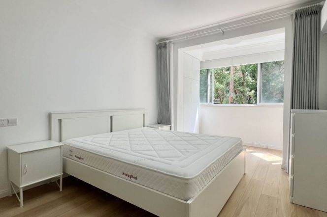 2BR Apartment in Jing'an with Green View (L7)