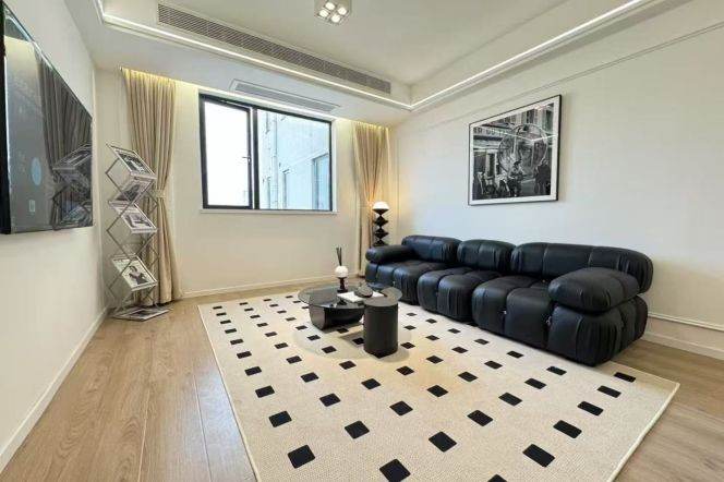 High-Floor 1BR Apartment at Gaorong Unit