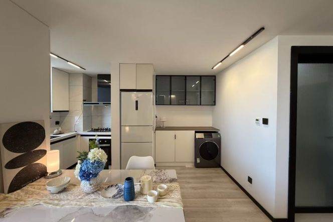High-Floor Spacious 1BR Apartment in Jing'an