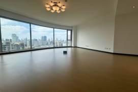 High-Floor 4BR Apartment near Shangcheng Rd Metro