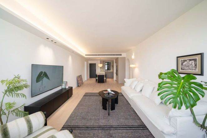 High-Floor 4BR Apartment near Zhongshan Park