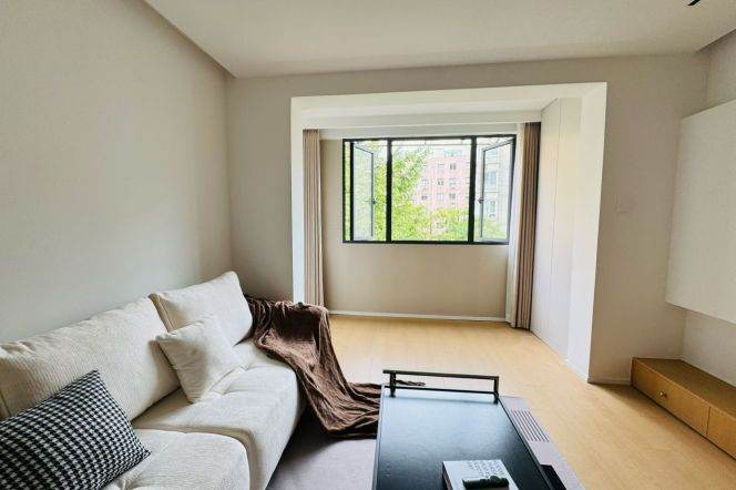 1BR Apartment near Jiangsu Rd Metro (L2/L11)
